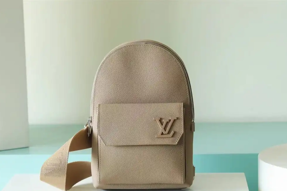 LOUIS VUITTON Pilot Slingbag 0613